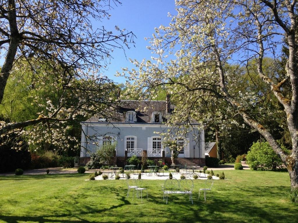 Hôtel les Grands Chênes Saint-Fargeau  Exterior foto
